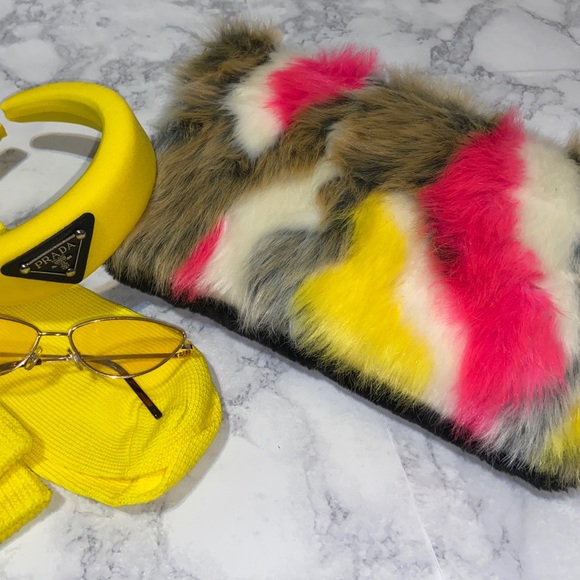 Banana split clutch 🍌🍓 - Picture 2 of 4